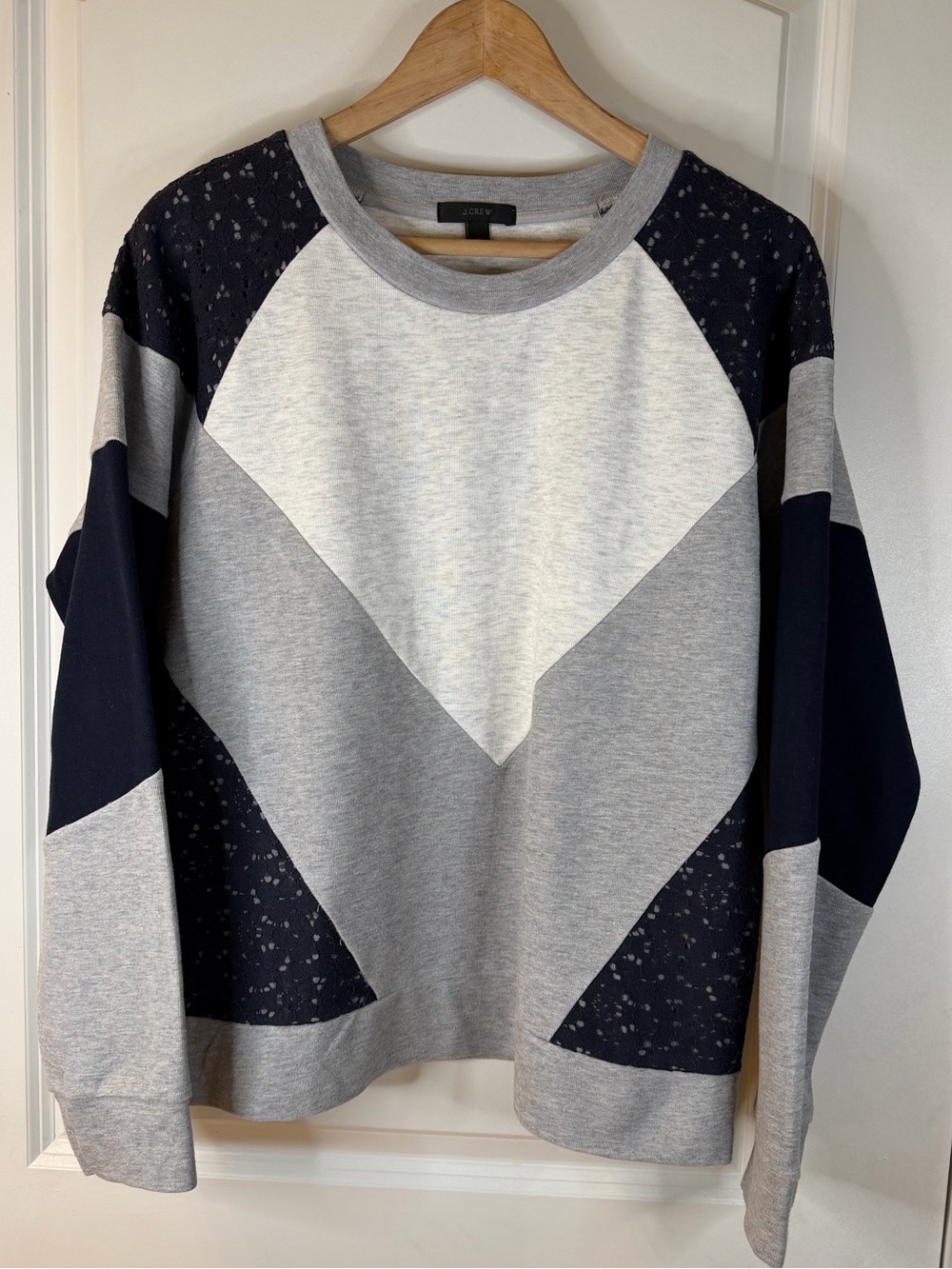 Vintage J. Crew women’s Chevron Crewneck Sweater in Light Gray & Navy, size M